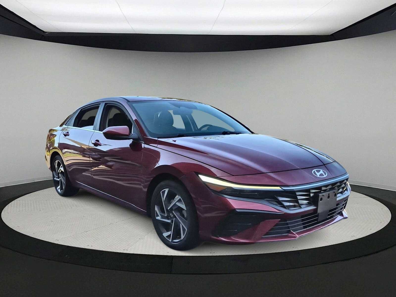 Used 2024 Hyundai Elantra SEL w/ Convenience Package FWD image 2