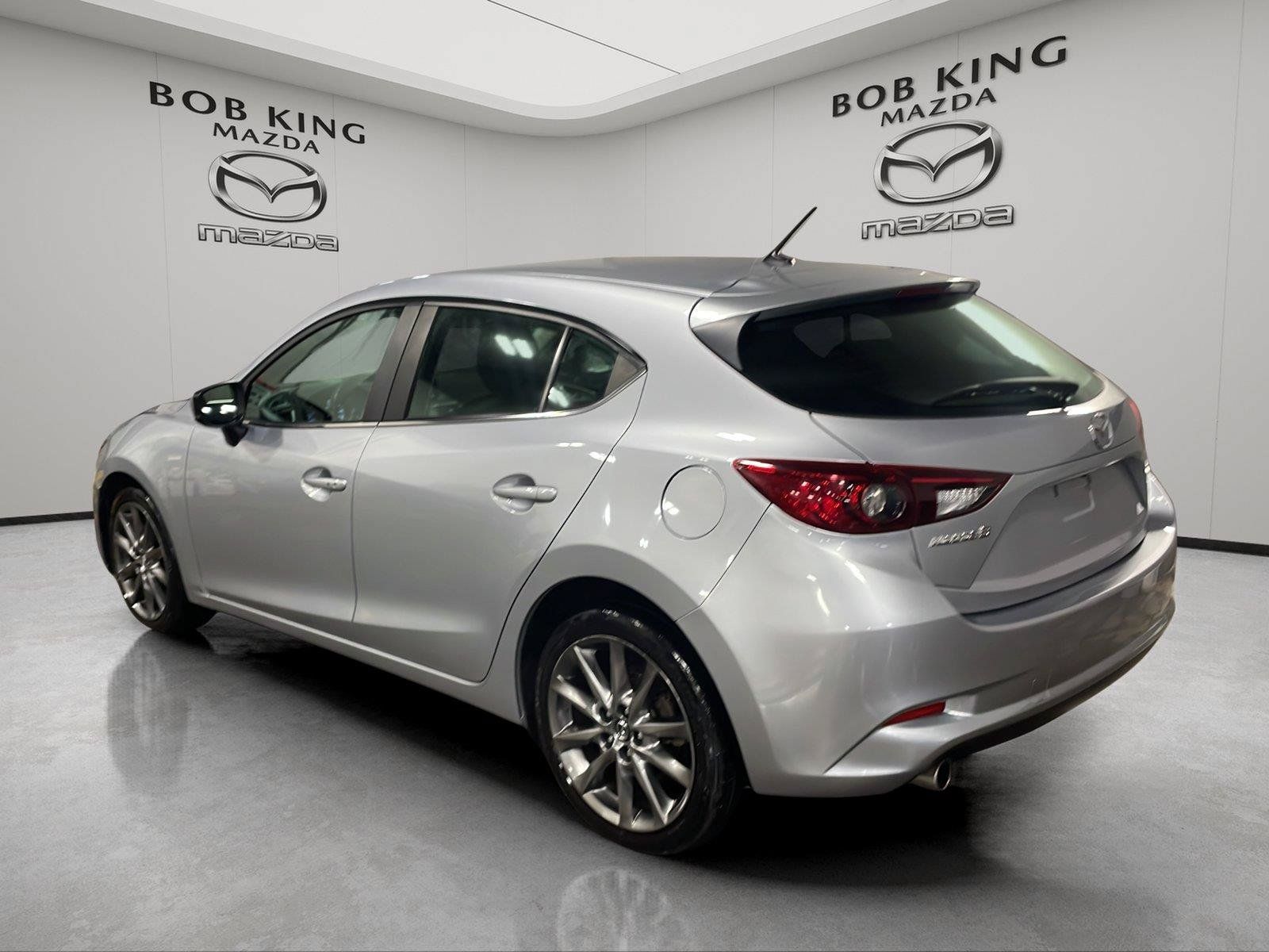 Used 2018 MAZDA MAZDA3 Touring FWD image 3