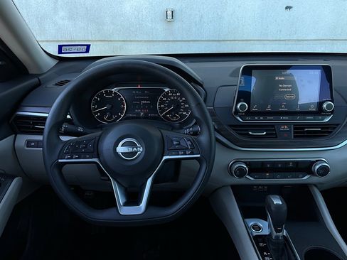 Used 2025 Nissan Altima 2.5 SV image 14