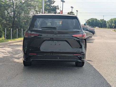 Certified 2026 Toyota Sienna XSE FWD image 4