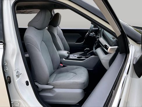Used 2020 Toyota Highlander LE FWD image 9