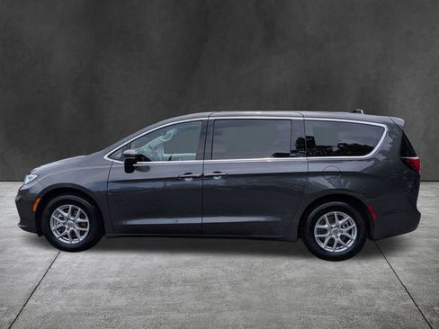 Used 2023 Chrysler Pacifica Touring-L FWD image 8