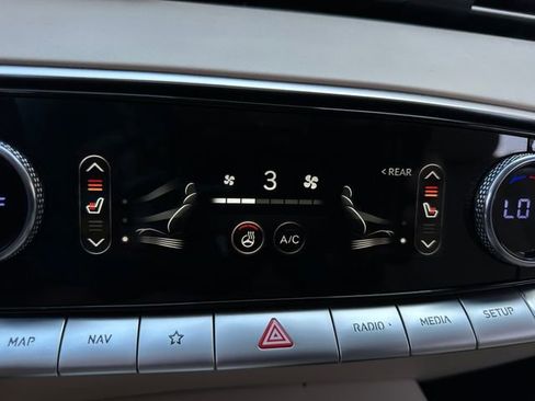 Used 2023 Genesis GV70 2.5T w/ Select Package image 27