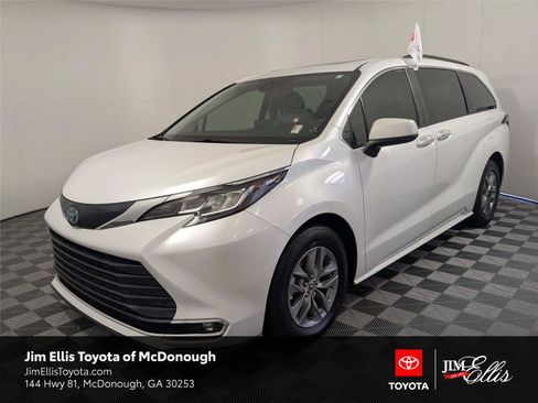 Certified 2022 Toyota Sienna XLE FWD image 1