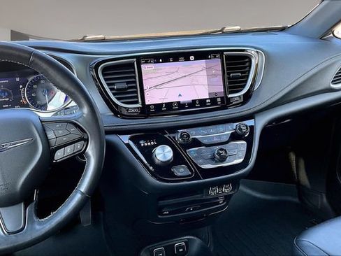Used 2021 Chrysler Pacifica Touring-L w/ Uconnect Theater Family Group FWD image 9
