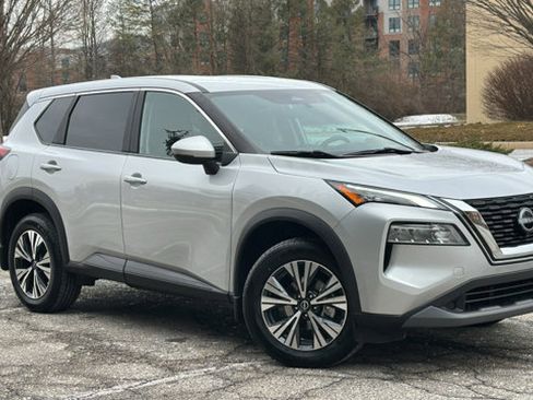 Used 2022 Nissan Rogue SV image 1