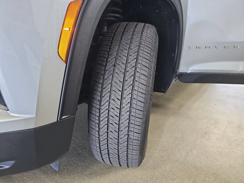Used 2025 Chevrolet Traverse LT FWD image 39
