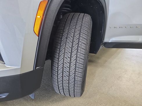 Used 2025 Chevrolet Traverse LT FWD image 39