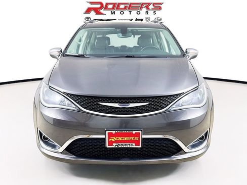 Used 2020 Chrysler Pacifica Limited image 2