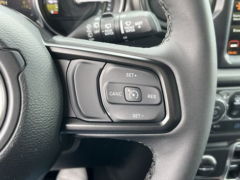 Used 2023 Jeep Wrangler Unlimited w/ Sun & Screen Package image 26