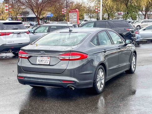 Used 2017 Ford Fusion SE w/ Fusion SE Technology Package image 4