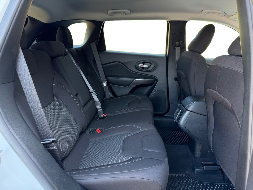 Used 2020 Jeep Cherokee Latitude w/ Cold Weather Group AWD/4WD image 20