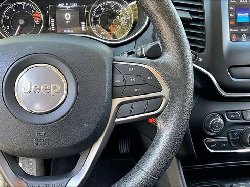 Used 2020 Jeep Cherokee Latitude FWD image 10