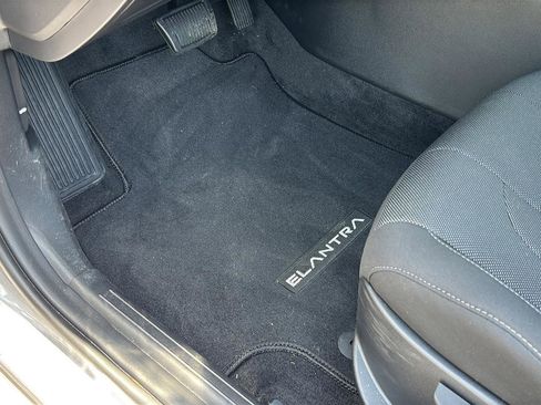 Used 2025 Hyundai Elantra SE image 13