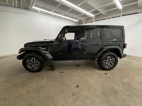 Used 2025 Jeep Wrangler Unlimited Sahara AWD/4WD image 3