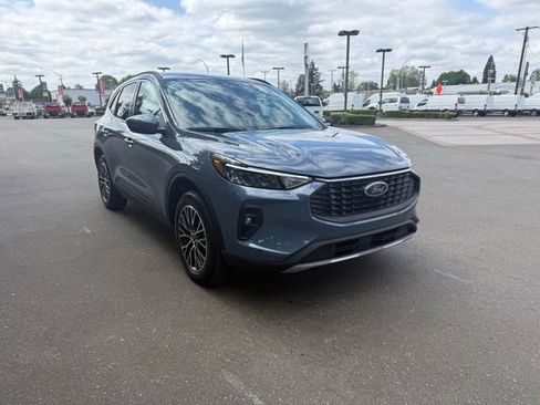 Certified 2025 Ford Escape SE w/ Class II Trailer Tow Package FWD image 10