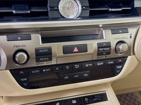 Used 2015 Lexus ES 350 w/ Luxury Package FWD image 16