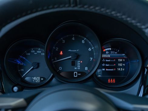 Certified 2026 Porsche Macan Turbo AWD/4WD image 26