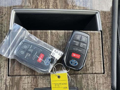 Used 2025 Toyota Sienna Platinum image 34
