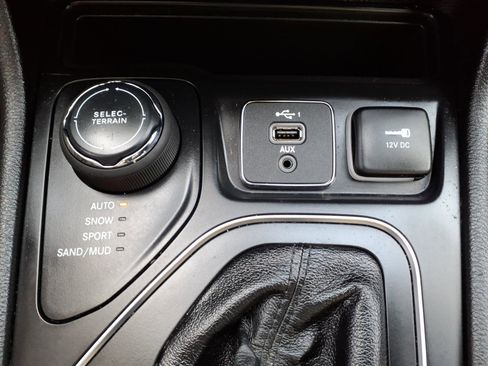 Certified 2021 Jeep Cherokee Latitude Lux w/ Sun & Sound Group image 15