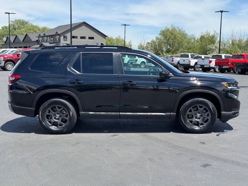 Used 2025 Honda Pilot TrailSport image 10