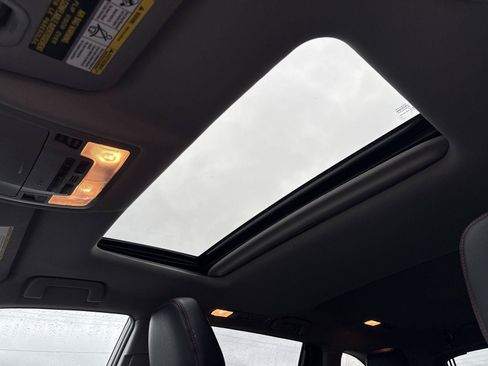 Used 2019 Toyota Highlander SE AWD/4WD image 9