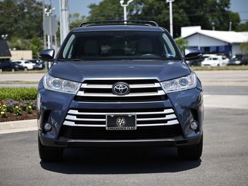 Used 2017 Toyota Highlander Plus w/ Carpet Mat Package AWD/4WD image 15