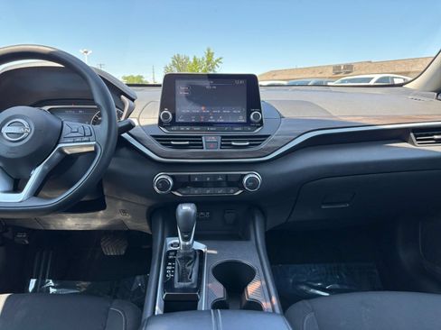 Used 2025 Nissan Altima 2.5 SV FWD image 16