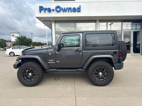 Used 2017 Jeep Wrangler Sahara w/ Connectivity Group AWD/4WD image 8
