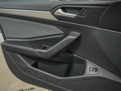 Certified 2025 Volkswagen Jetta SE image 15