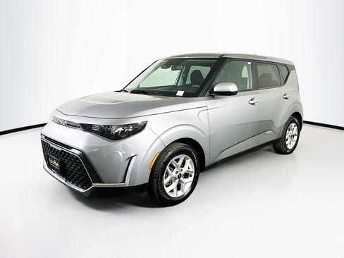 Used 2025 Kia Soul LX w/ LX Technology Package image 3