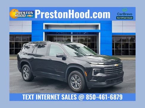 Used 2025 Chevrolet Traverse LT FWD image 1