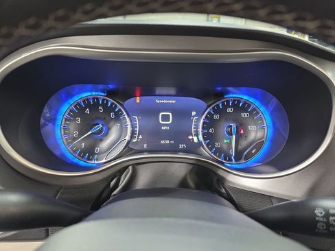 Used 2023 Chrysler Pacifica Touring-L image 21