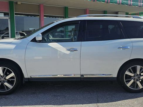 Used 2014 Nissan Pathfinder Platinum FWD image 2