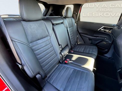 New 2025 Mitsubishi Outlander SE image 9