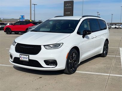 New 2026 Chrysler Pacifica Select w/ S Appearance Package