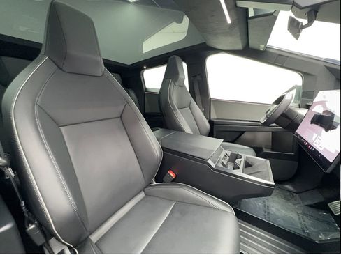 Used 2025 Tesla Cybertruck AWD Crew Cab image 31
