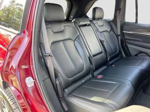 Used 2025 Jeep Grand Cherokee Limited w/ Luxury Tech Group II AWD/4WD image 27