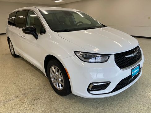 Used 2024 Chrysler Pacifica Touring-L FWD image 5