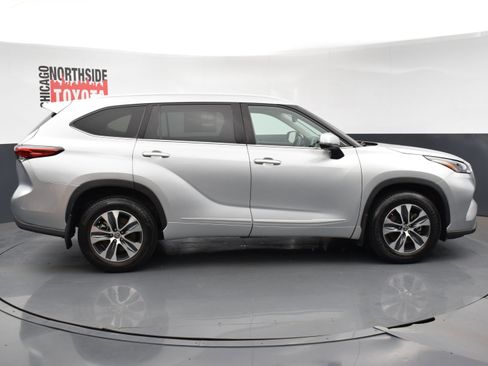 Used 2022 Toyota Highlander XLE image 5