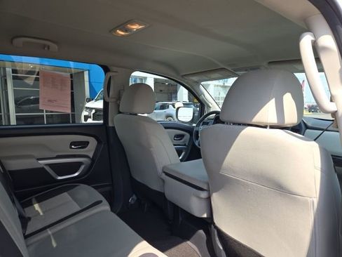 Used 2022 Nissan Titan SV image 7
