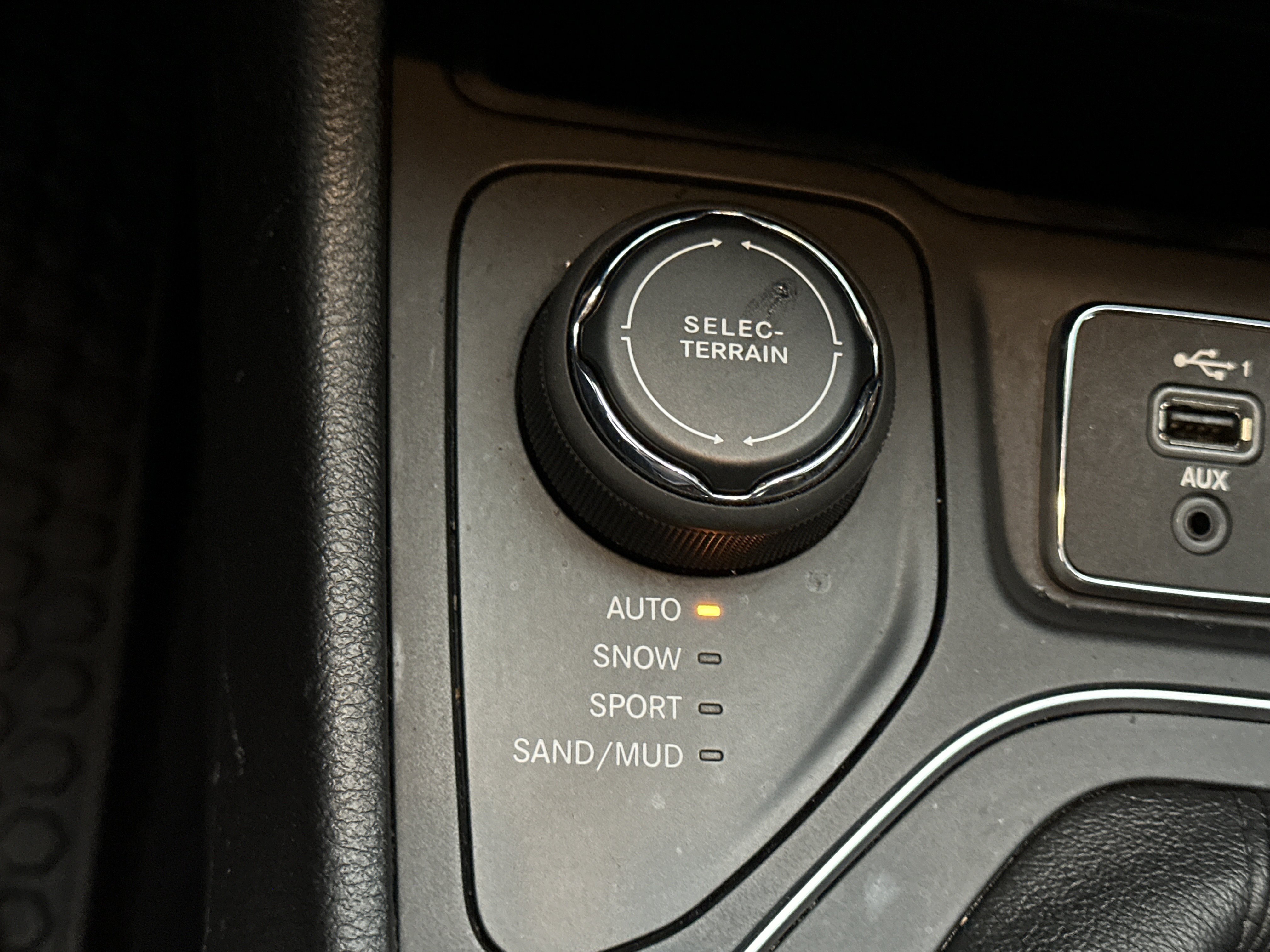 Used 2020 Jeep Cherokee Latitude Plus w/ Comfort/Convenience Group AWD/4WD image 41