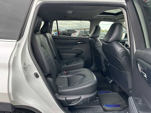 Used 2024 Toyota Highlander LE image 12