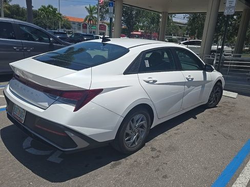 Used 2024 Hyundai Elantra SEL FWD image 6