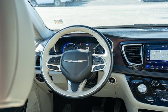 Used 2020 Chrysler Pacifica Limited FWD image 30