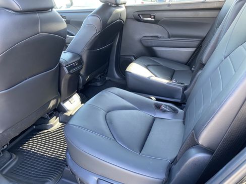 Used 2024 Toyota Highlander XLE FWD image 16