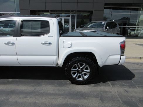 Used 2017 Toyota Tacoma Limited AWD/4WD image 5