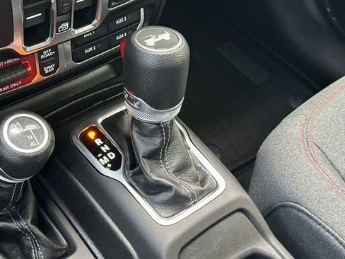 Used 2025 Jeep Wrangler Unlimited Rubicon AWD/4WD image 19