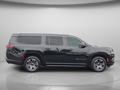 Used 2024 Jeep Wagoneer L Series II w/ Flexible Seating Group AWD/4WD image 8