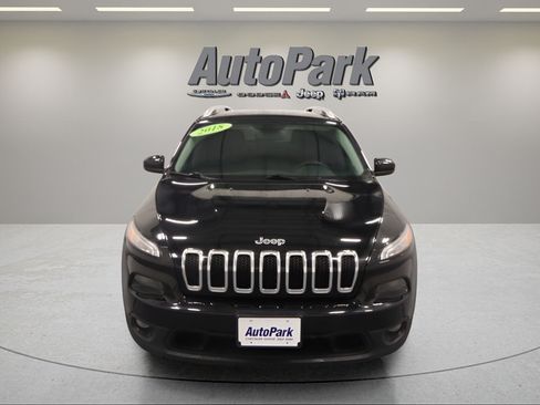Used 2018 Jeep Cherokee Latitude w/ Safety Group AWD/4WD image 2